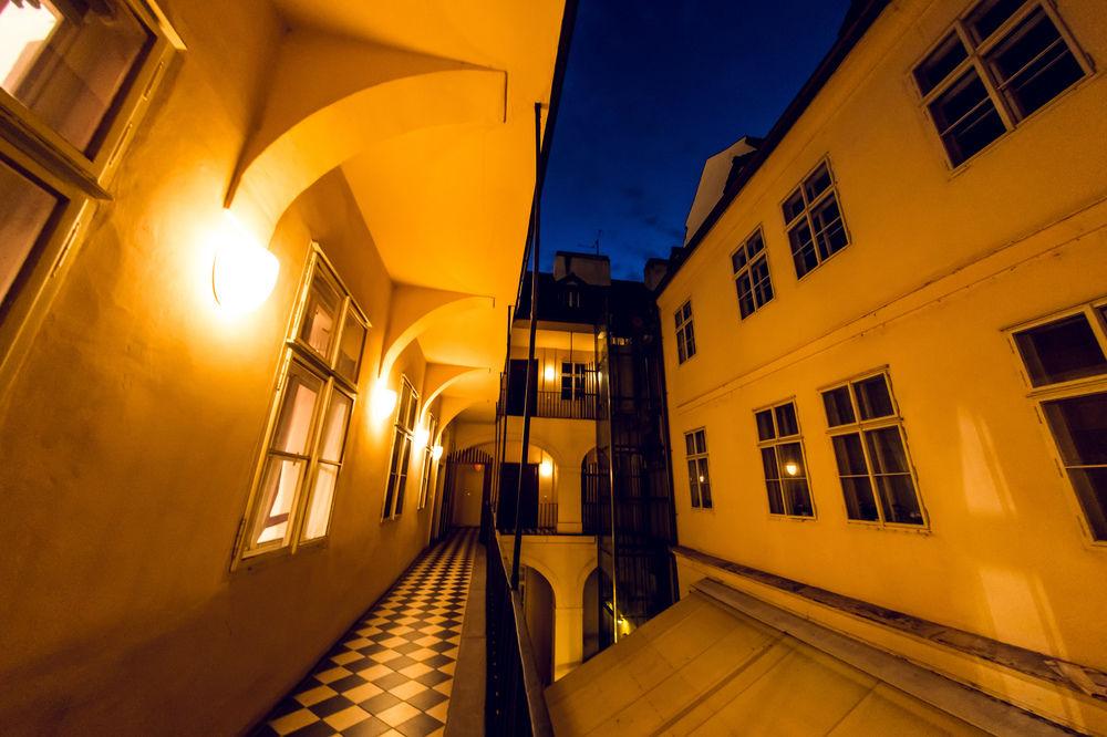 Little Town Budget Hotel Praga Exterior foto